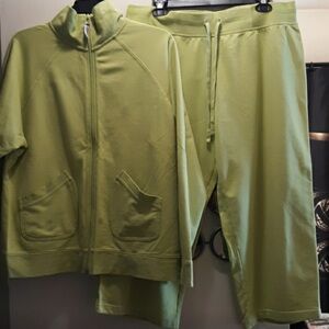 Hanes athletic lounge wear zip up jacket and capri set. Size XL green